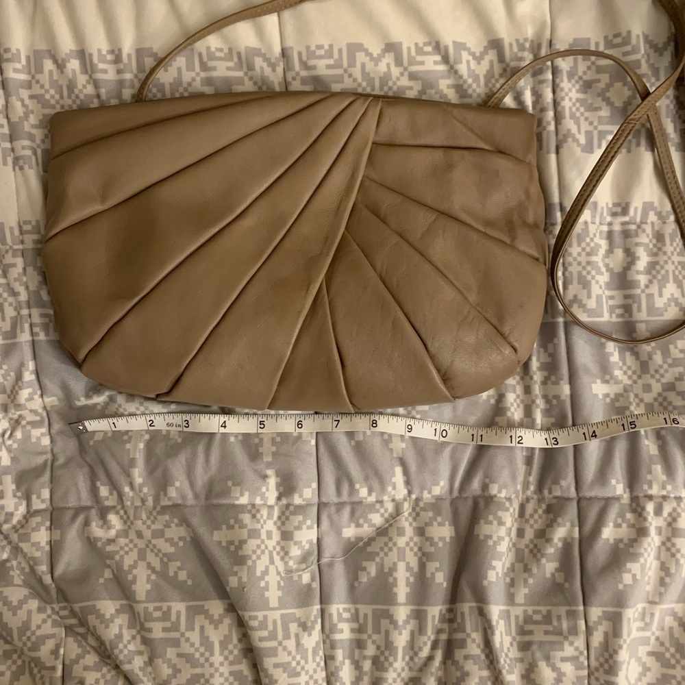 Vintage looking beige purse
